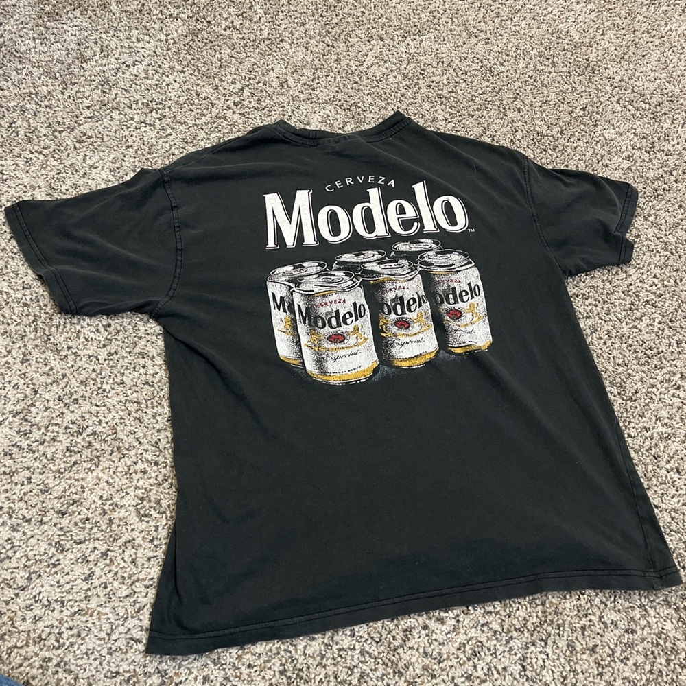 Modelo tee. Small hole under logo